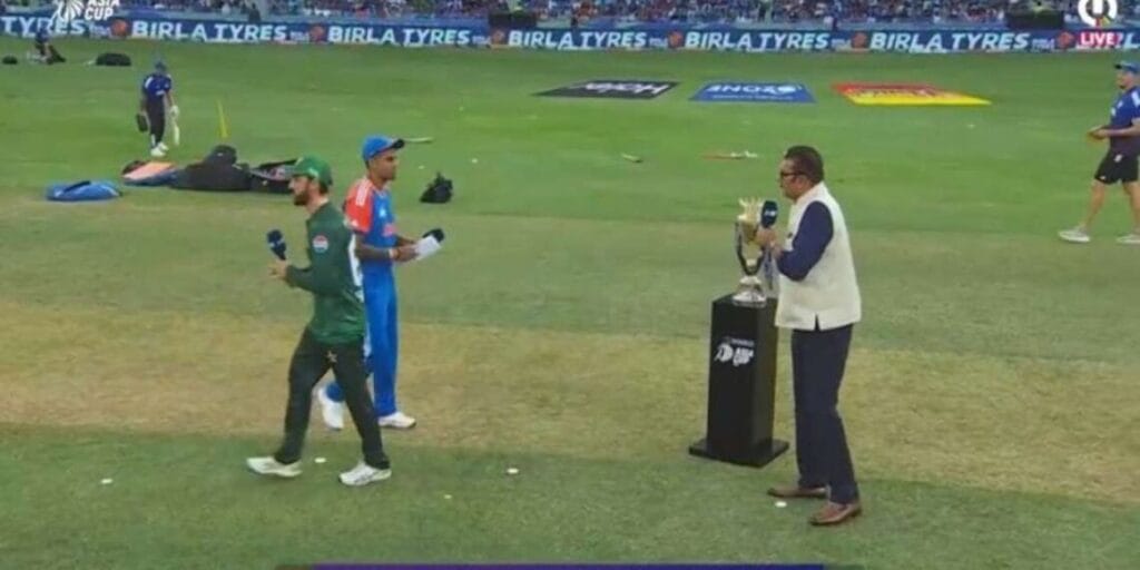 India vs Pakistan handshake Asia Cup 2025: क्या 21 सितंबर को भारत-पाकिस्तान खिलाड़ी हाथ मिलाएंगे? BCCI के फैसले ने सबको चौंकाया