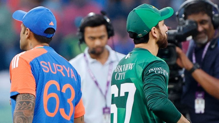 India vs Pakistan Handshake: अंपायर से हैंडशेक, पाकिस्तान से दूरी, गंभीर की रणनीति से गदगद फैंस